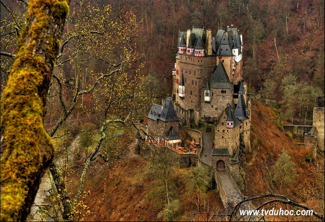 lâu đài nước Đức mùa thu